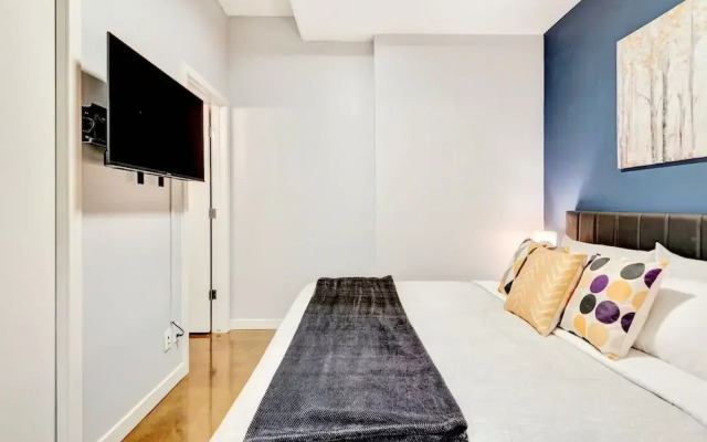 Downtown Condo w Incredible Views and BBQ