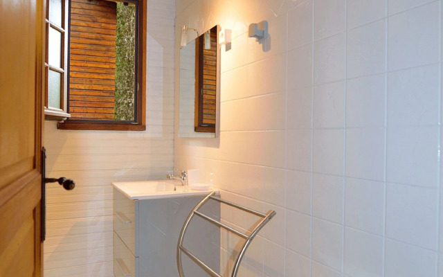 Serene Holiday Home in Cussac with Private Terrace, Barbeque