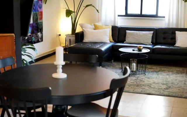 Inspiring 3Bed Unit with Sunny Balcony & Fireplace