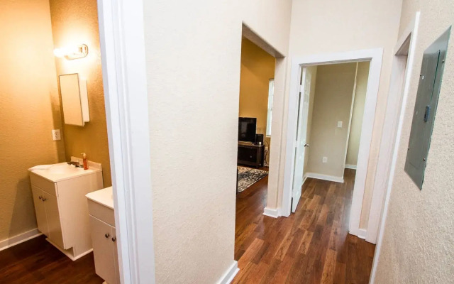 3BR/2BA Remodeled Apartment Near Downtown