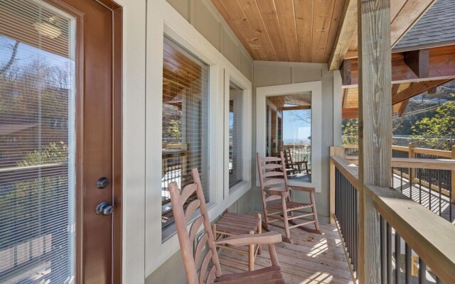 Smokey Treats 5 Bedroom Cabin by RedAwning