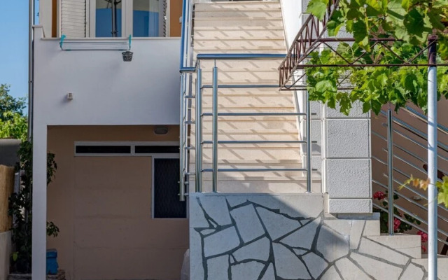 Seafront apt With Balcony, sea View and Mooring