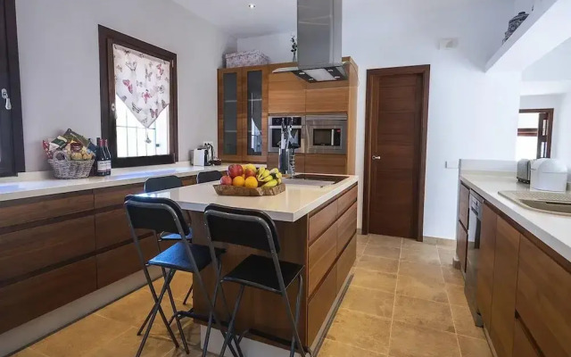 Spacious Villa With Games Area