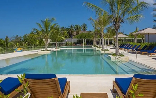 Spacious Apartment in a Modern Condominium w Lovely View