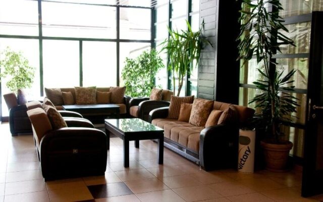 Everest Hotel