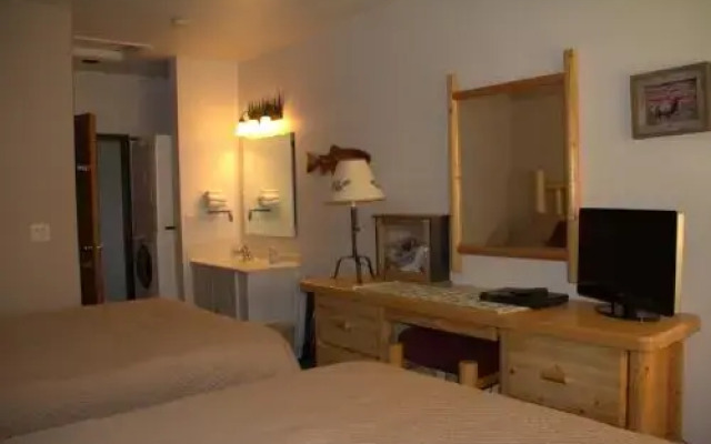 Yellowstone Park Riverfront Cabins