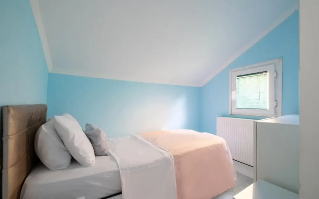 Villa With Terrace Right by the Sea in Urla