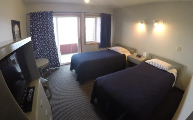 Cascade Creek Inn & Charters