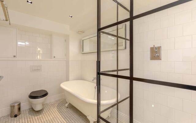Sleek & Stylish 2BD Flat - Warren Street