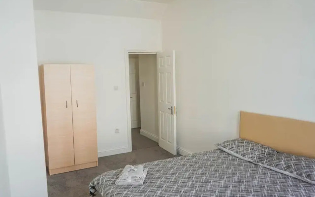 1 Bed Flat in Pedestrianized High Street