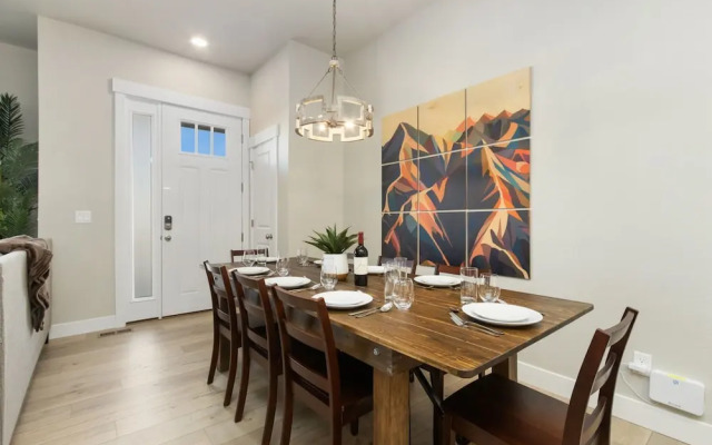 Noco Retreat - King Beds, Fireplace, Scenic Trails