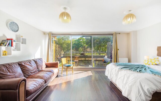 Canton Street - Deluxe Guest Room 1