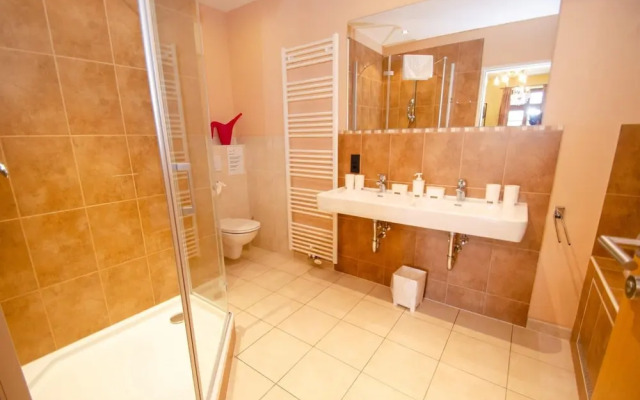 Post Residence Apartments 4B Incl Summer Card