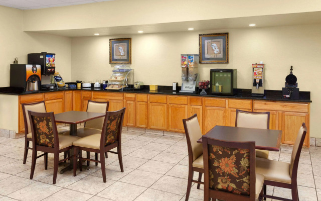 Days Inn by Wyndham Shelby