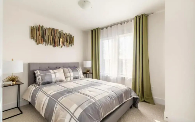 4BR 3BA Townhouse on Lake Ontario Free Parking Gym 2