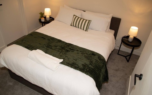 Clayton Luxe Retreat- Elegant 2 BDR With Balcony – Guest Rooms – Melbourne