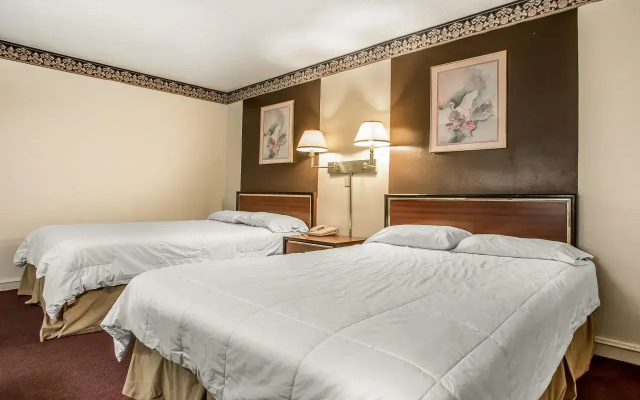 Econo Lodge Breezewood
