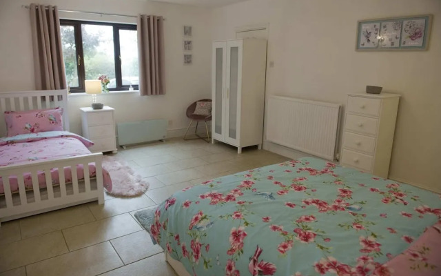 Lovely Mountain View Apartment - Short Drive to Beaches