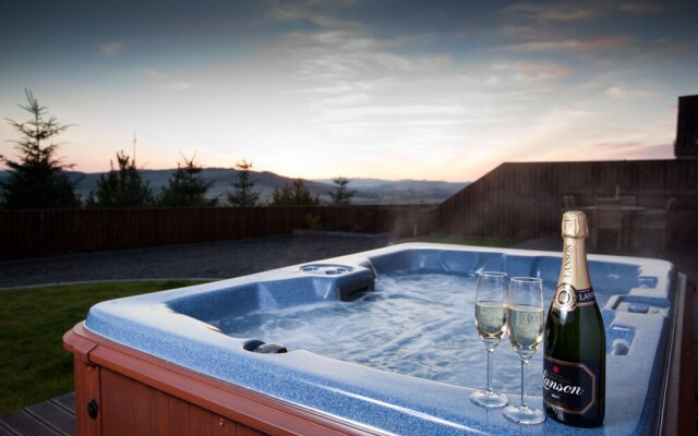Maple Cottage with Hot Tub near Cupar, Fife