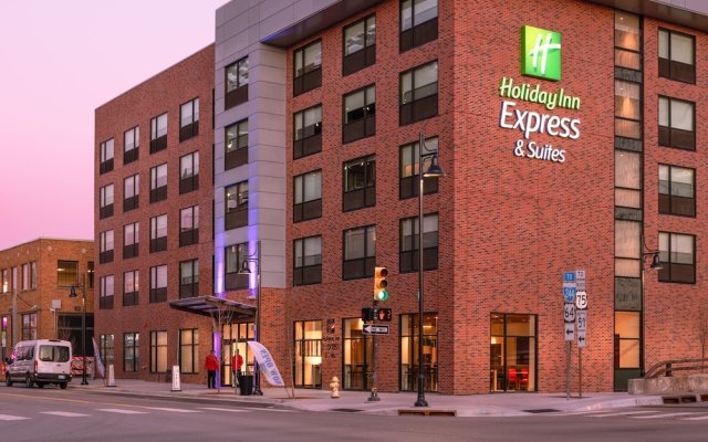 Holiday Inn Express and Suites TULSA DOWNTOWN