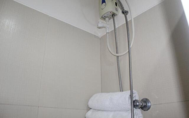Chateau Elysee a2 near Airport Wifi Kitchen