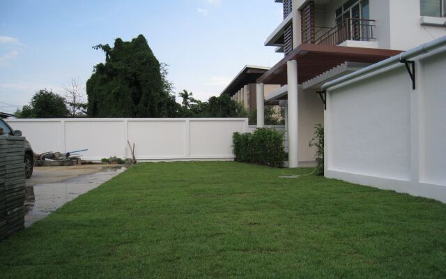 The Meet Green Apartment