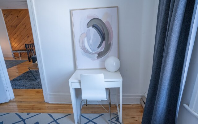 Stunning 2 Bedroom Apt! 3mins Walk From CDN Metro