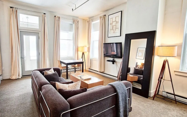 The Haus on Mirror Lake