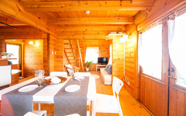 Awaji Seaside Log house in Goshiki