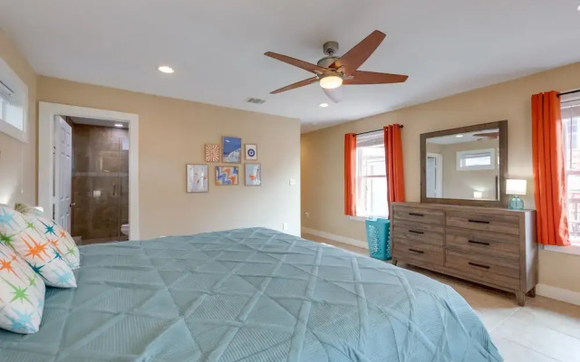 Near Beach & Attractions: Home in Galveston!