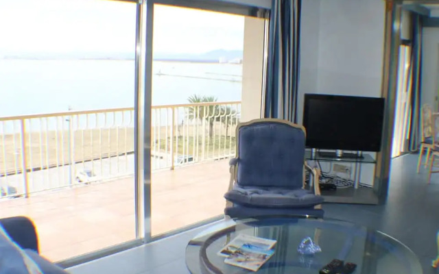 Avenida 5A in Roses With 3 Bedrooms and 2 Bathrooms