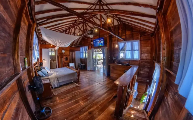 Balcony Bedroom Suite w Romantic Sunsets - AC - Pool