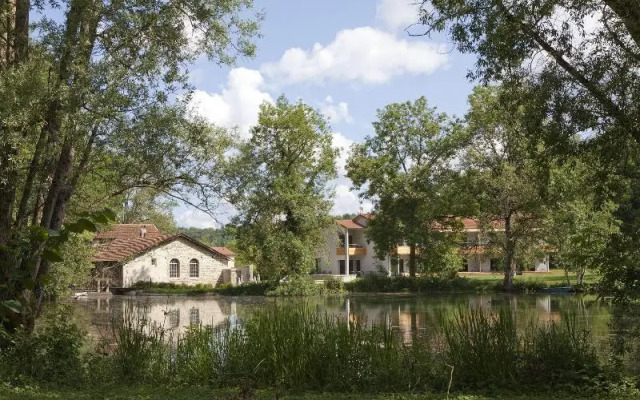 Logis Hotel la Source Bleue