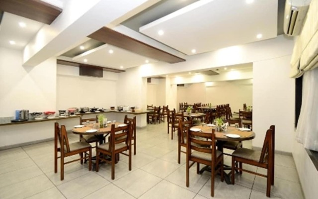 Crimson Park Shripriya Hotel