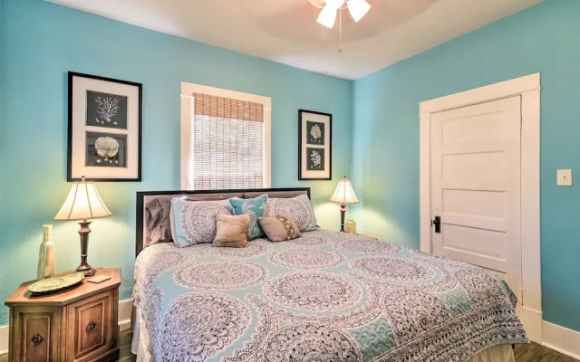 2 Mi to Beach & Seawall: Quaint Home in Galveston!