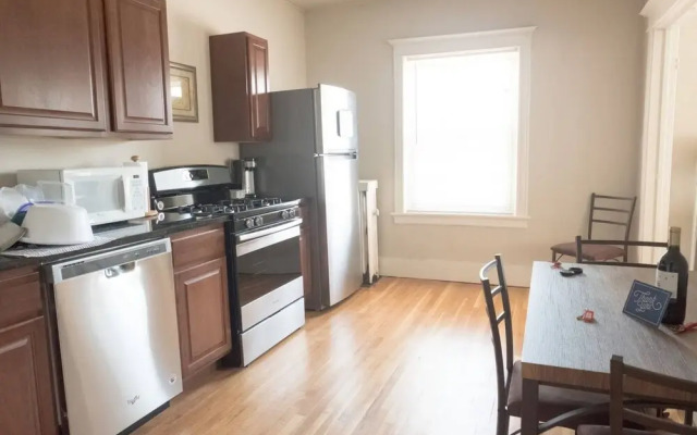 Lively 1 Bedroom Apt Near Lake