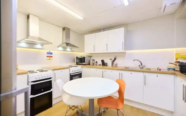 Classic Room 07 - Louise House Summer Youth Accommodation