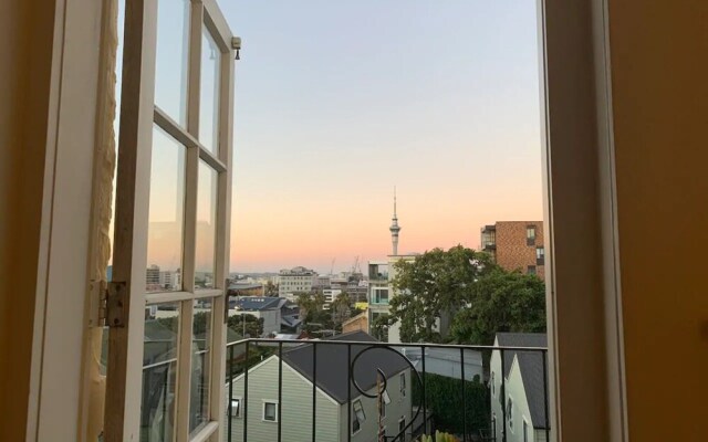 1930s Character 1 Bedroom Apartment With Sky Tower Views