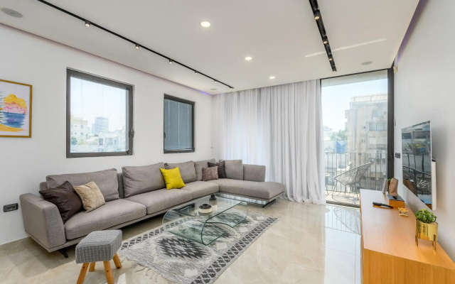 Luxury 2bdrm balcony & parking close to the Beach