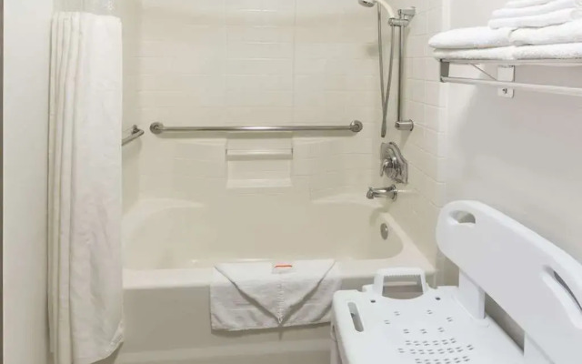 Newberg Travelodge Suites