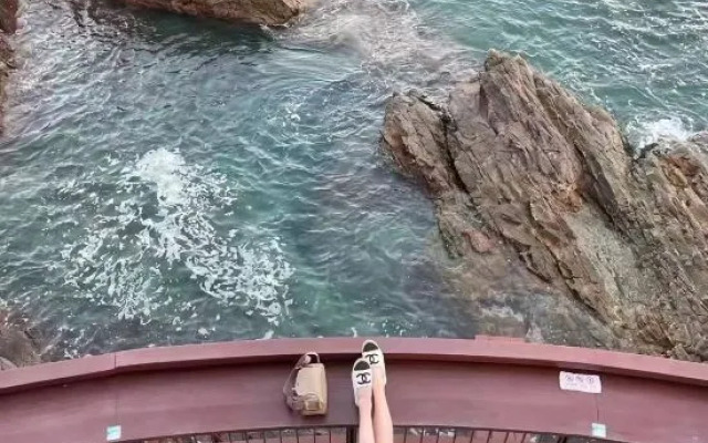 Shuangyue Bay is home to Haimei Hotel