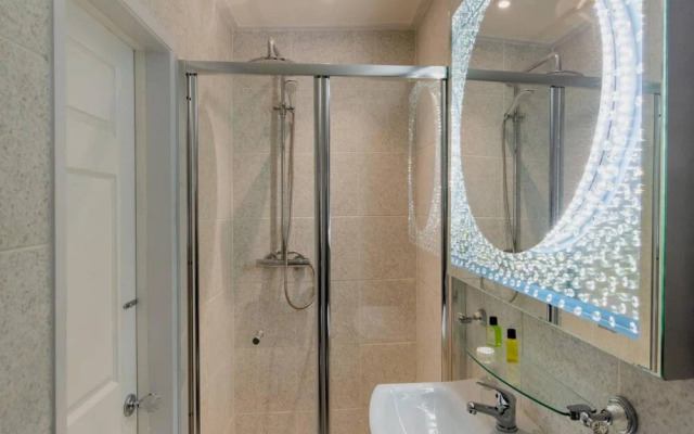 Sandybanks Loft - Penthouse Seaview Apartment on Promenade, Torquay