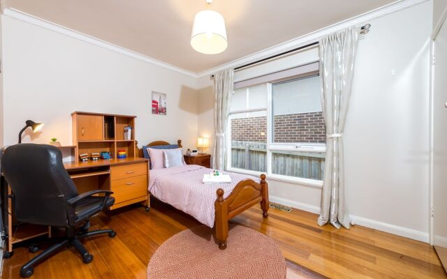 Lovely 5BR house walk to train and shops