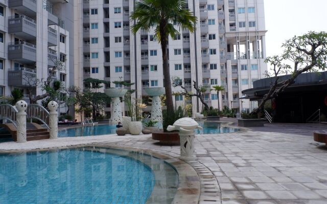 Close to Pool Studio Apartment Sky Terrace at Daan Mogot Baru