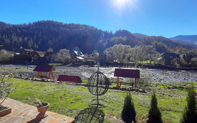 "Обійми гір"Котеджі