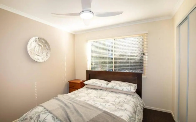 The Pandanus House - Beach styled home - sleeps up to 7 - close to beach – Guest Rooms – Point Lookout