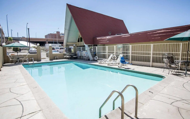 Super 8 by Wyndham Albuquerque Downtown