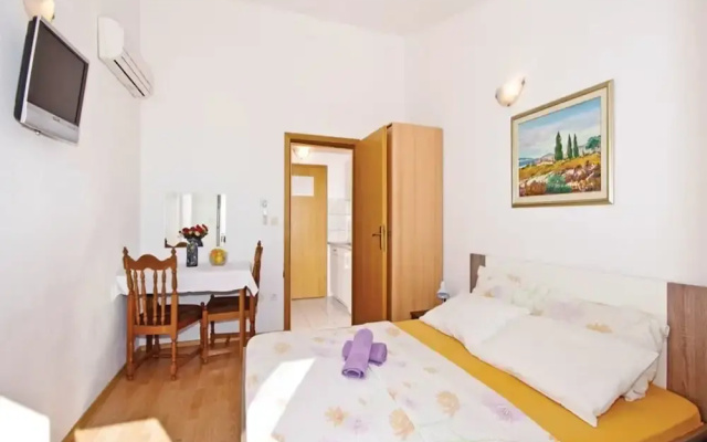 Cozy 1 Bedroom Apartment in Makarska