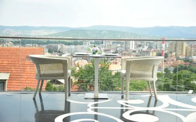 Hollywood Suites & Lofts