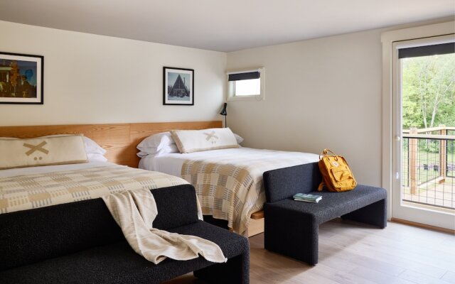 Tälta Lodge, A Bluebird by Lark